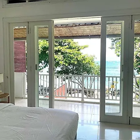 Sunrise Beach Villa, Seaview. Gate Too Beachfront.