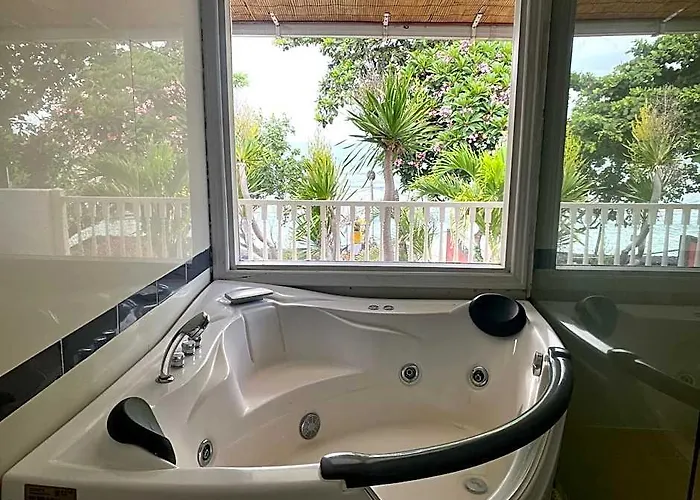 Sunrise Villa, Seaview. Gate Too Beachfront. ホテル 3*