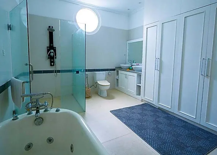 Sunrise Villa, Seaview. Gate Too Beachfront. バリ島